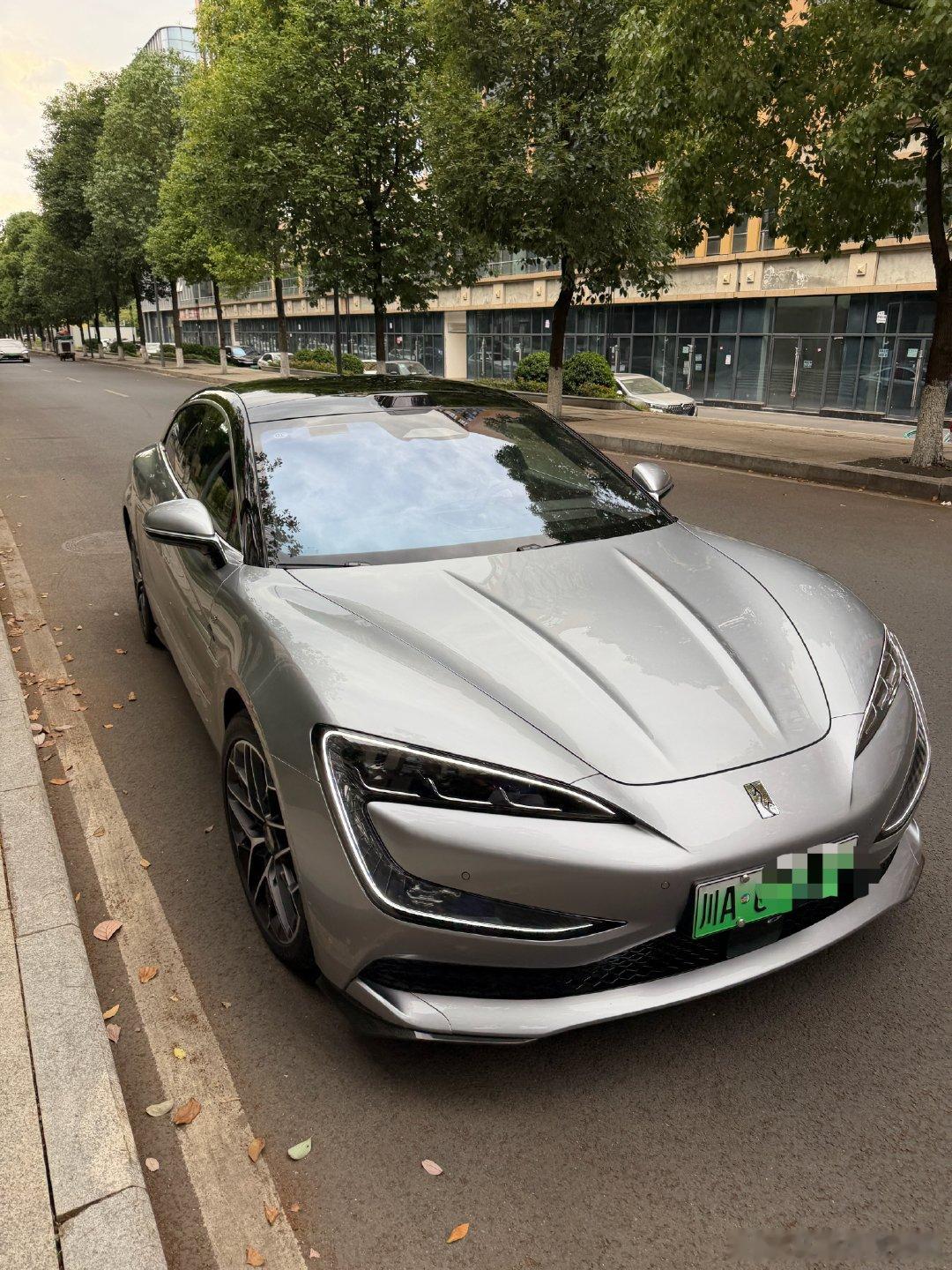 高压电悬挂，没有弹簧，纯靠电机虑震，你可以想象四个机械臂抬着你。我要是仰望U7的