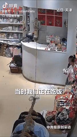 天津，一对姐妹的父母因工作无法返乡过年，而六岁的姐姐便拿出自己攒的20块钱，给妹