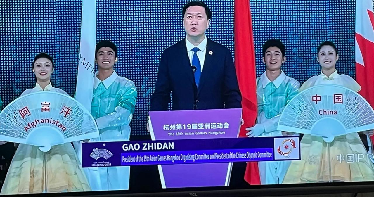 背景板的笑容被定格了？[笑哭][笑哭]真的太不容易了，长时间保持微笑，肌肉疲劳，