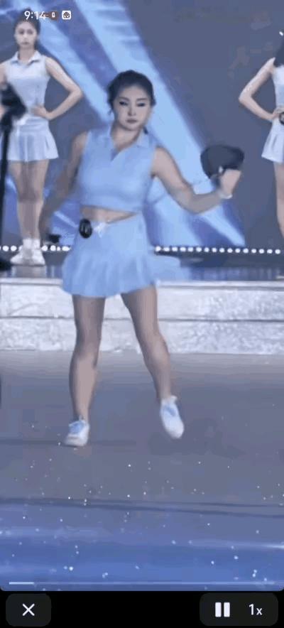 陕西选出来的这个美女冠军，长得好看不好看、气质高雅不高雅姑且不谈，仅就她在舞台上