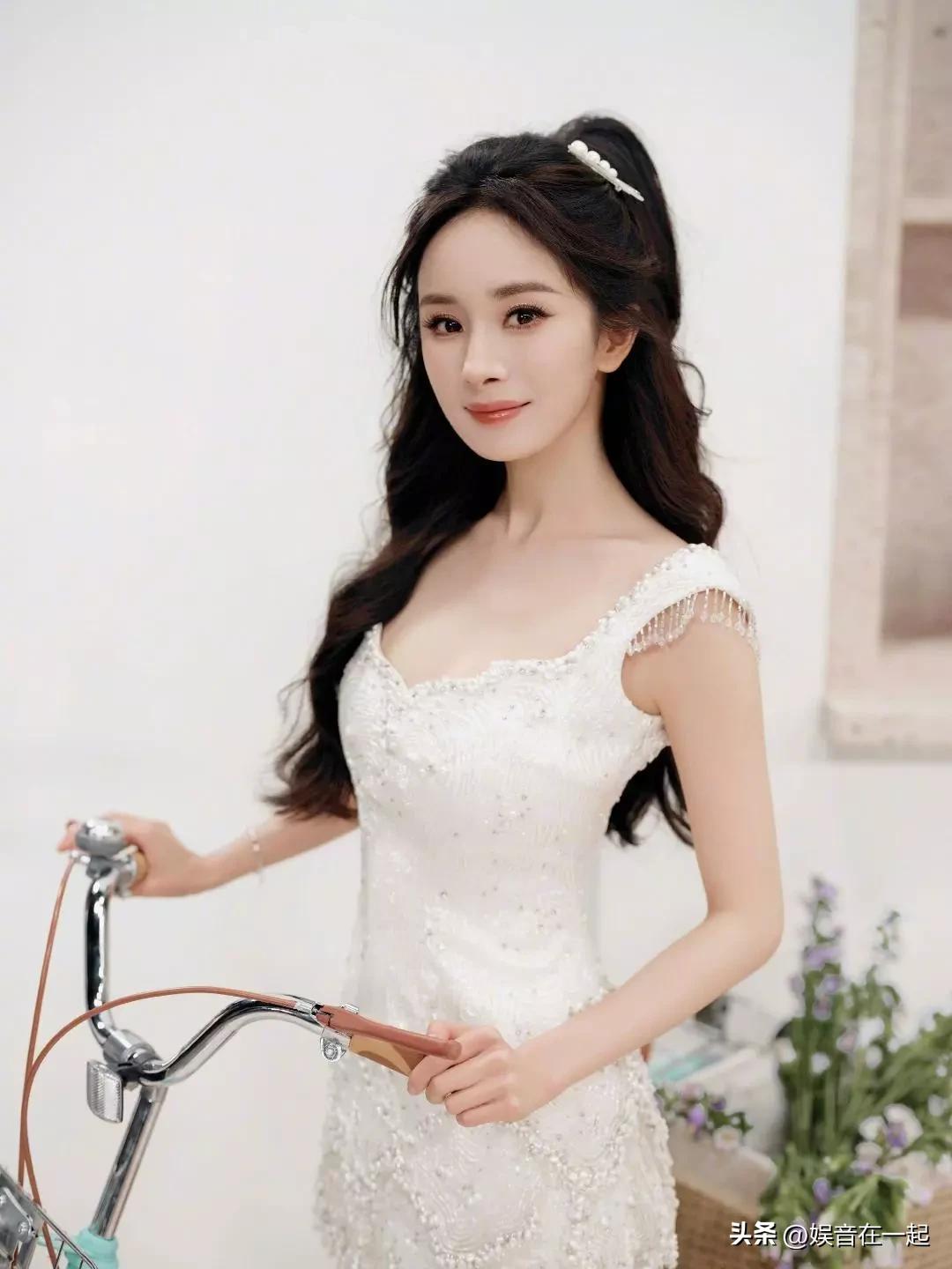 杨幂又美出新高度啦！27日她的最新写真美照曝光，化身单车少女，俏皮灵动得不行。她