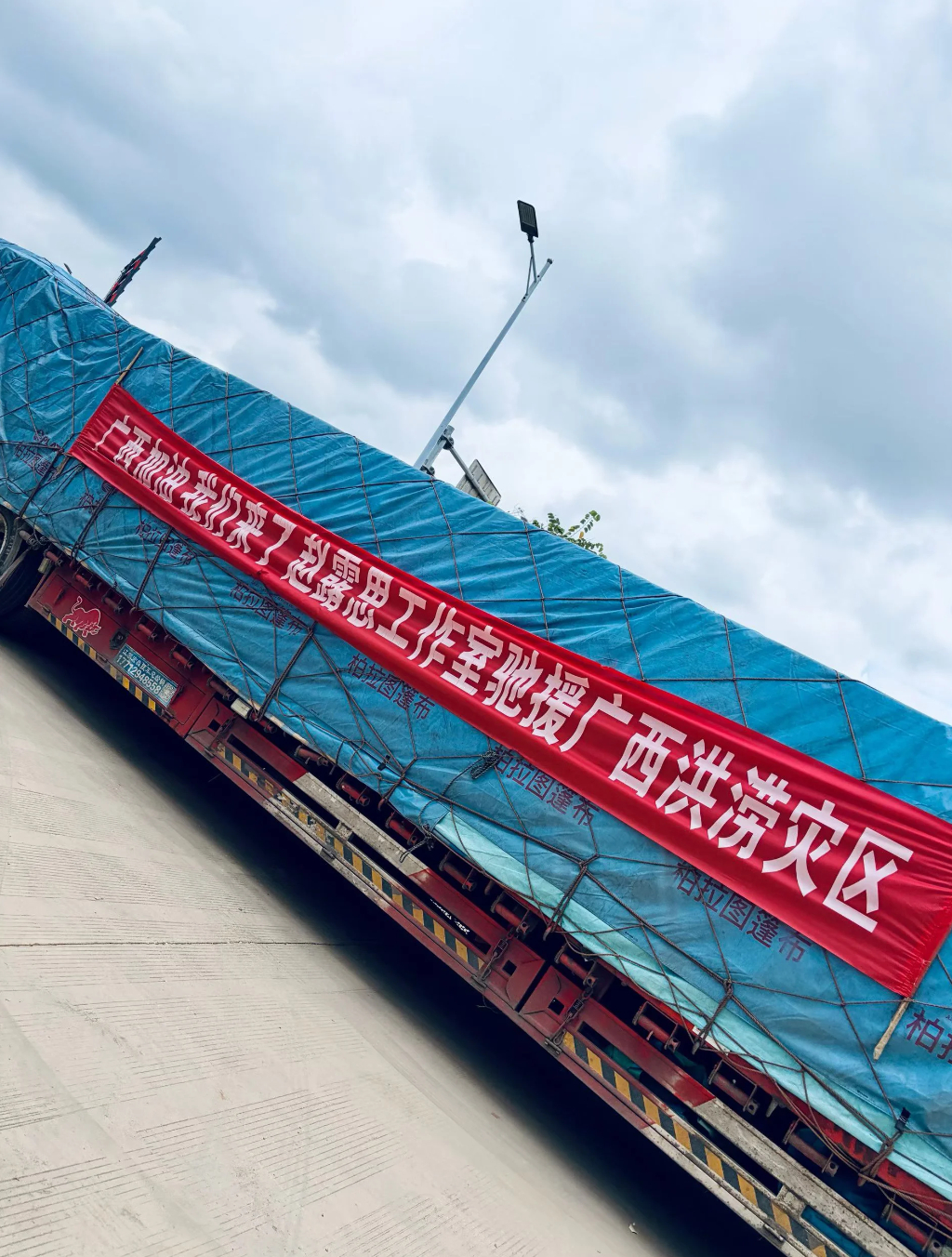 公益不分大小但，露儿的车比别人几十个明星挂名在一辆车大了几倍不止。她一个人顶起了