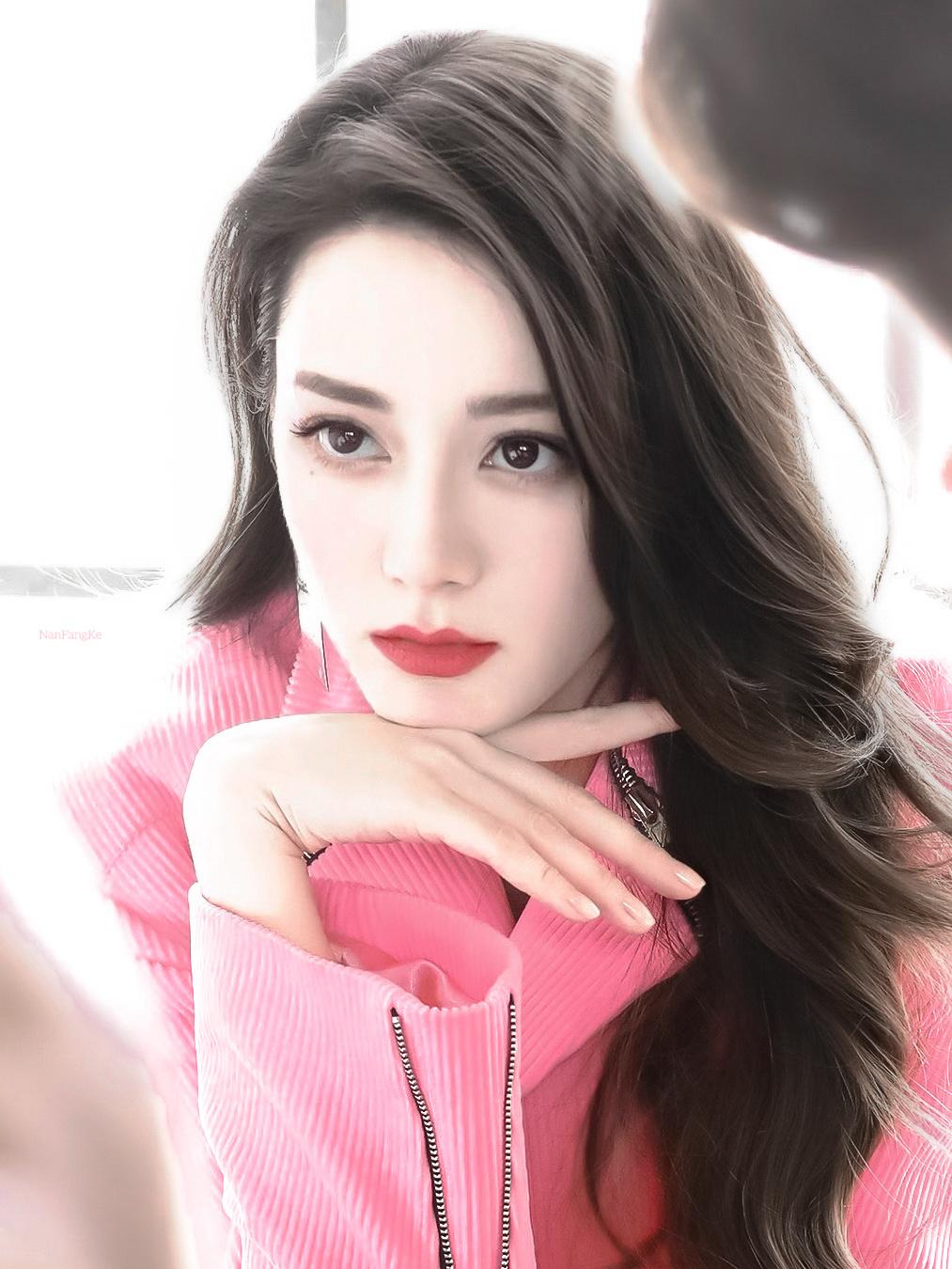 迪丽热巴｜粉色之下，尽显飒爽气场
 
这一组写真，把柔与飒两种气质巧妙融合。亮眼