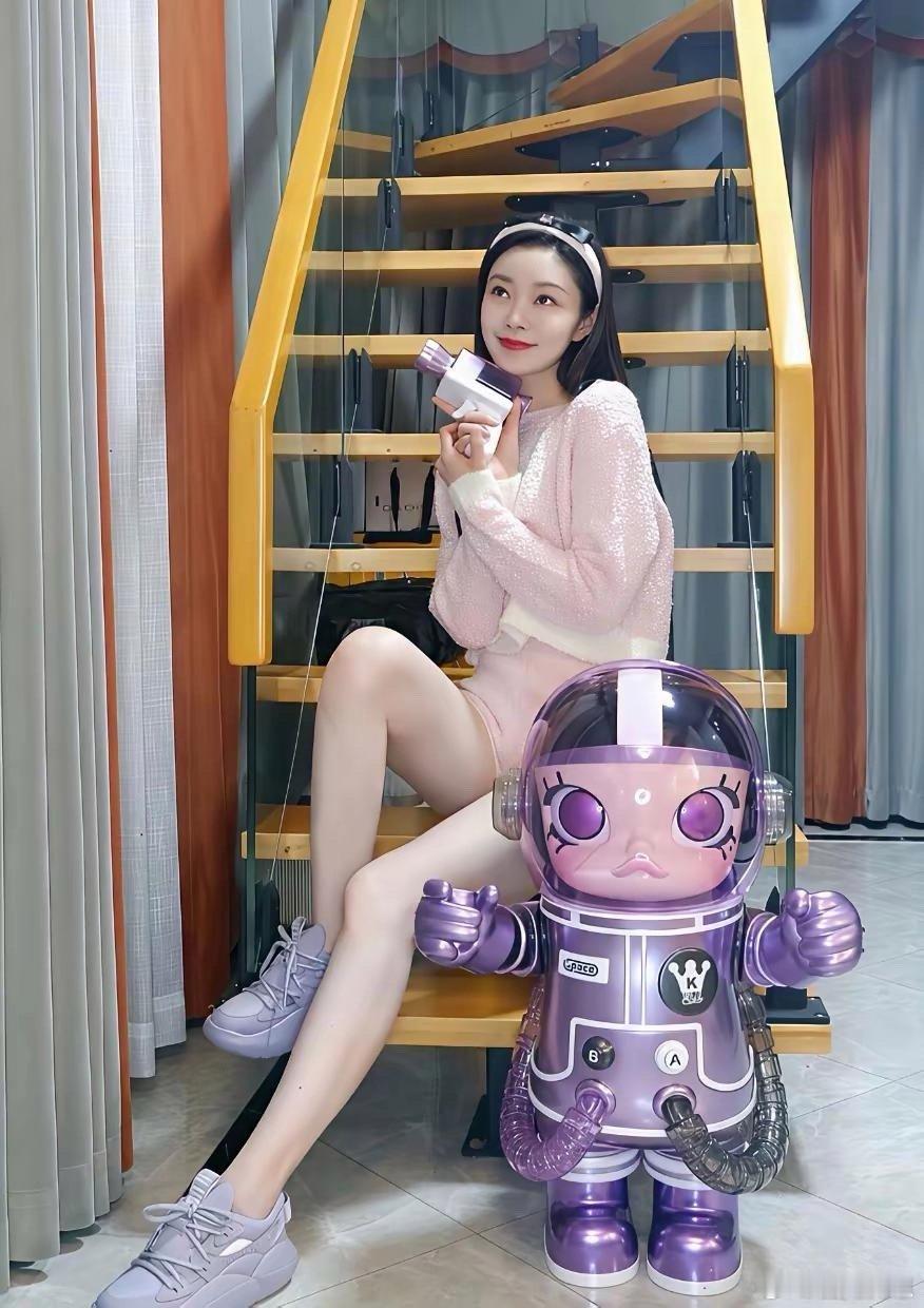 宋轶这双大长腿也太绝了！又细又直，比例优越，妥妥的腿精本精，走路都自带氛围感～ 