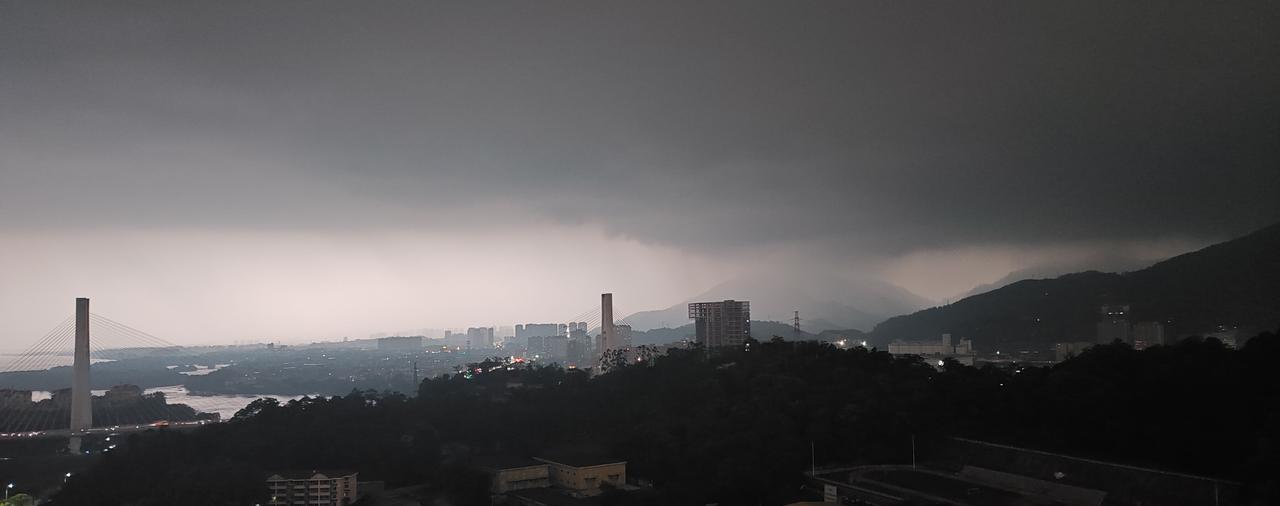 福州天气玩变脸，一秒天黑暴雨砸脸！
