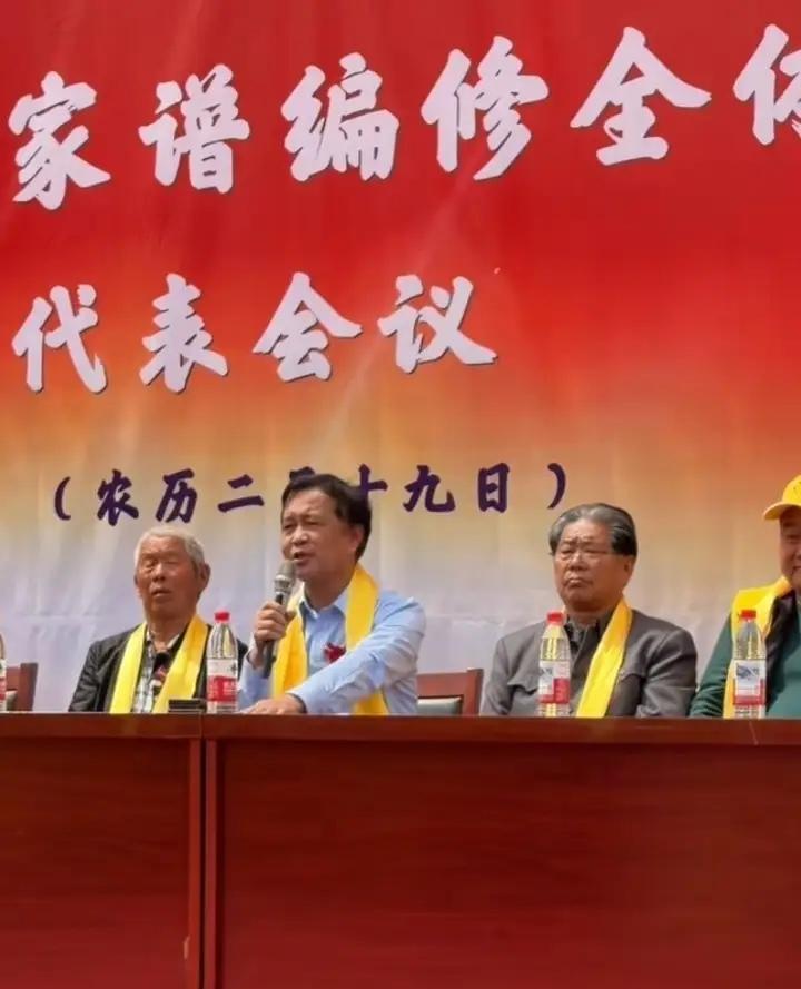 沈巍绝对是个人才！他坐在“代表大会”的主席台中央发表讲话，一番慷慨陈词，一番官方