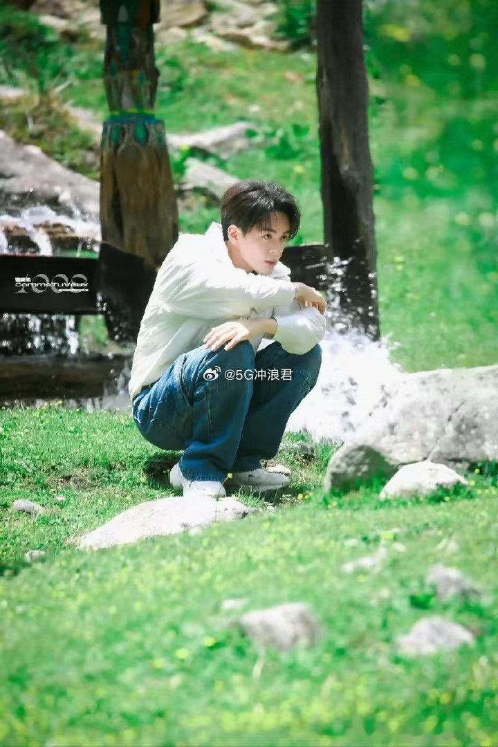 曾舜晞与夏日适配度拉满 夏天的快乐是曾舜晞给的，循环炎炎夏日再存杭州活动神图。现