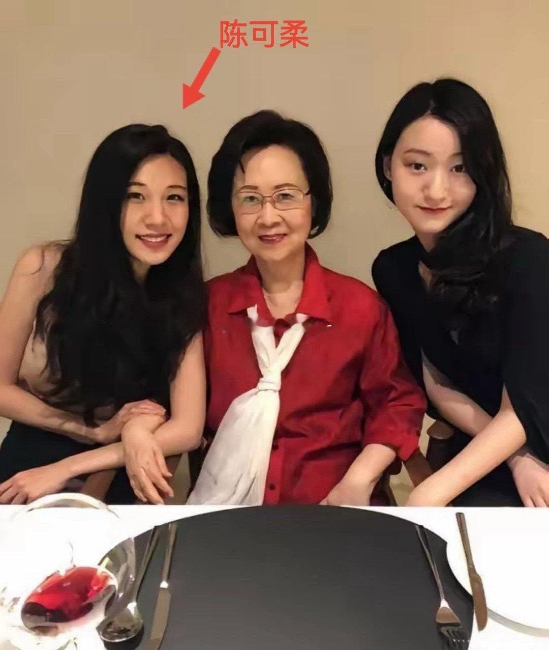 琼瑶的两个孙女，颜值超高，而且长得挺像奶奶的！琼瑶唯一的亲儿子是她和第一任老公所