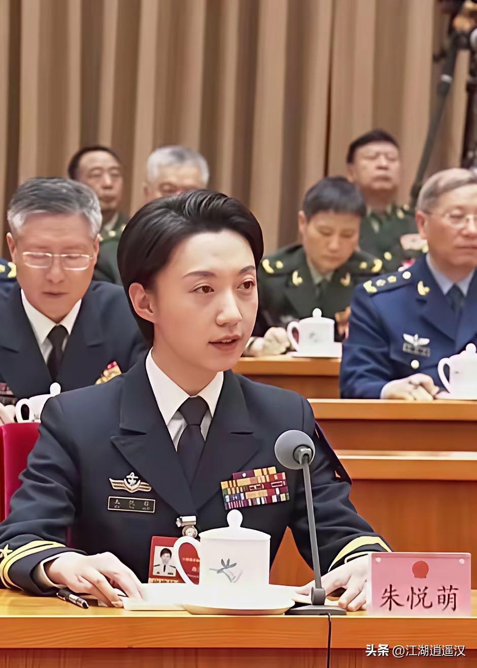 朱悦萌中校太提气！短发利落、眼神坚定，一身戎装尽显巾帼风采。从熟记3000舱室快