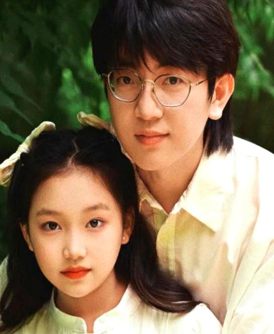 你敢花光全部积蓄去救一个陌生孩子吗？
上海36岁的单身小伙李伟就干了这事儿。
他