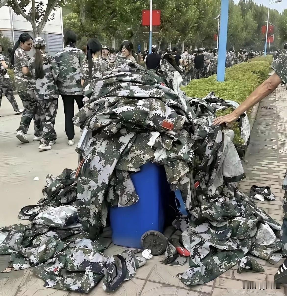 捡军训服不丢人，懂得惜物的孩子，才是最体面的人

每一年大学军训结束，都是一样的
