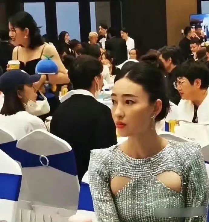 不知道这设计师咋想的，衣服上开两个洞啥意思？ 