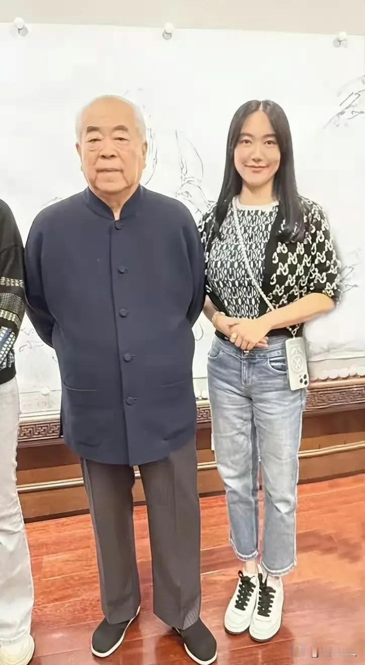 一个贪财，一个好色？相差50岁的范曾、徐萌，结婚一年就成了笑话！
 
说出来你可