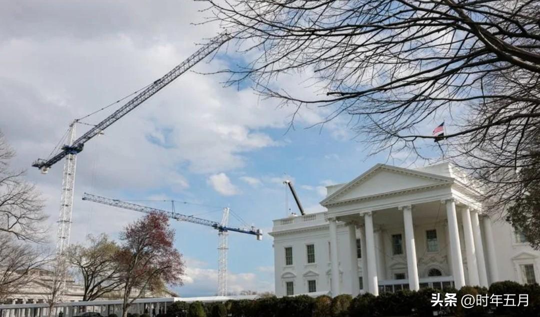 【美国法官暂时叫停特朗普耗资4亿美元的白宫宴会厅改造项目】

（路透社）——周二