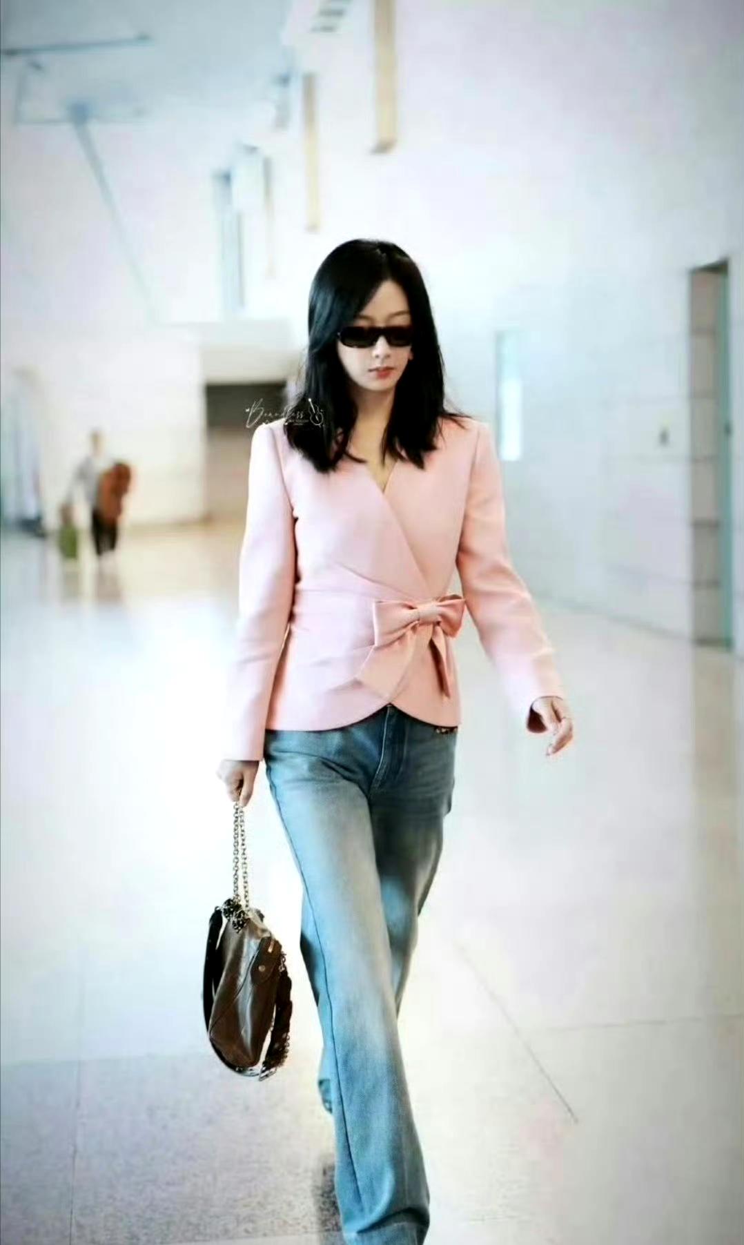 杨紫启程巴黎时装周，粉色蝴蝶结西装+阔腿牛仔裤的搭配太会了！温柔甜妹风撞上休闲随