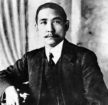1925年，病重的孙中山对宋庆龄说：“我想睡在地板上”，宋庆龄听后说地板冷，谁知