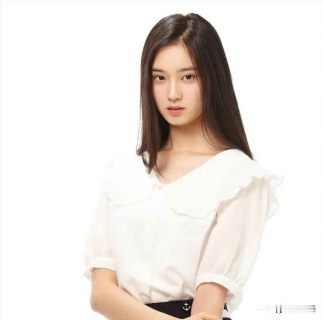 #徐艺洋早期练习生照片# 
现在比以前瘦了不少啊！