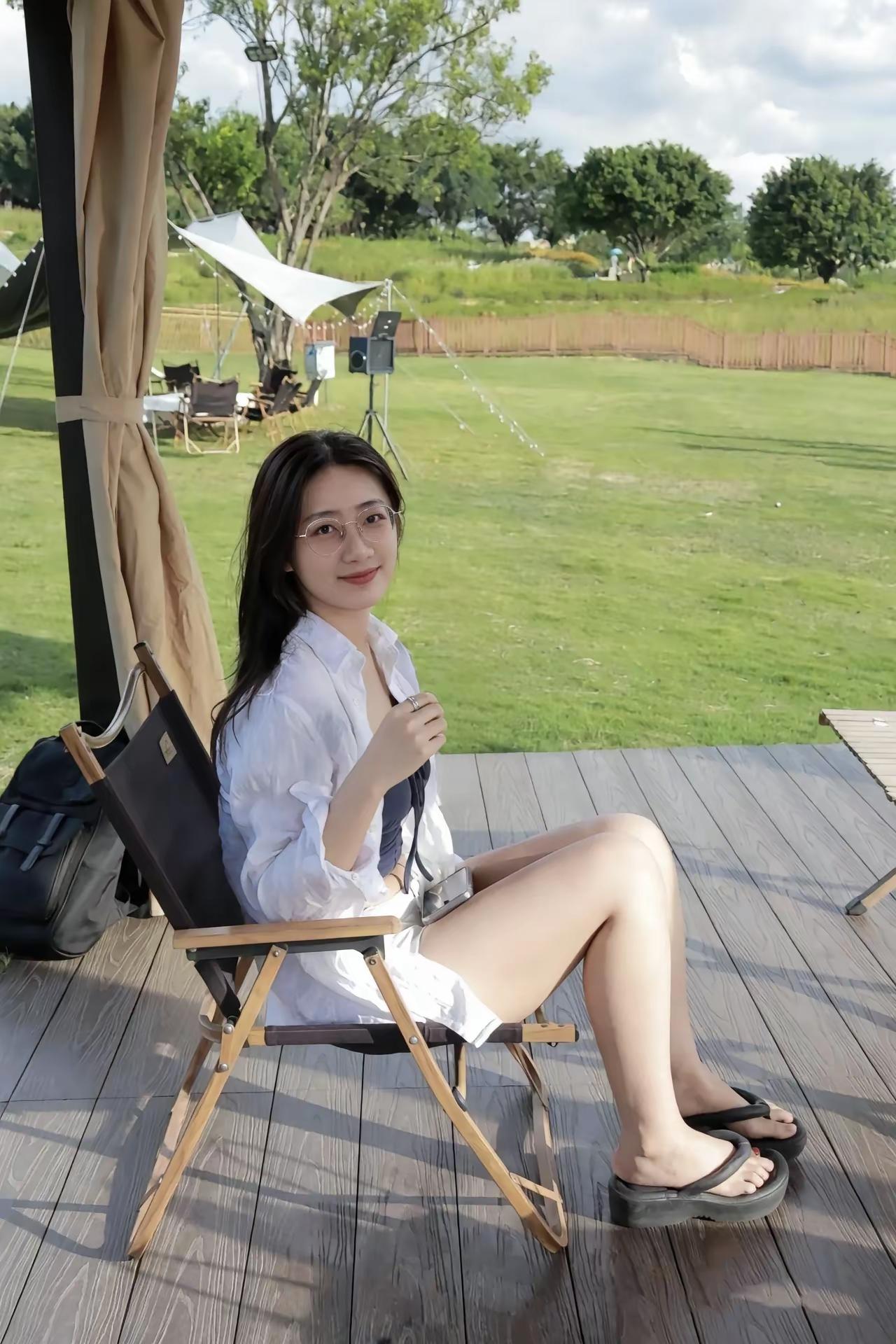 轻松惬意，享受阳光与微风。
这样的美女，彩礼50万，不做家务，每天给她做饭，你愿