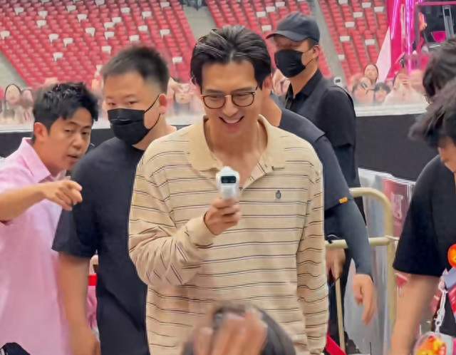现哥鸟巢当站哥！看汪苏泷演唱会笑成男大，春晚饼终于烤熟了