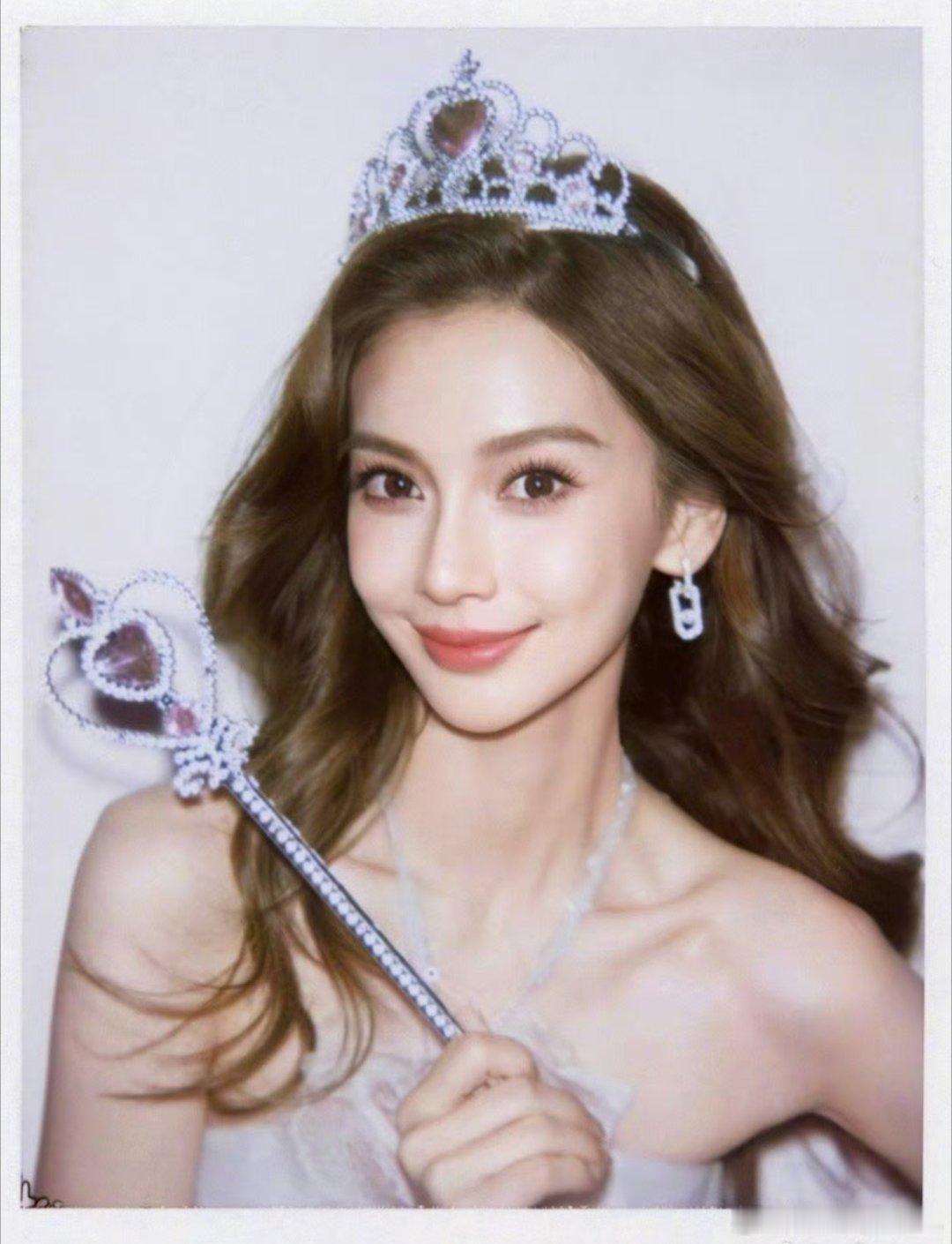 乍一看很像，因为二人都是小脸大眼的浓颜系美女，但是仔细看的话根本不像...各有各