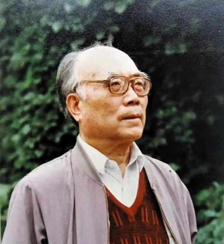 解万英，陕西籍学者，1965年北京大学经济系毕业后留校工作，长期从事理论资料整理