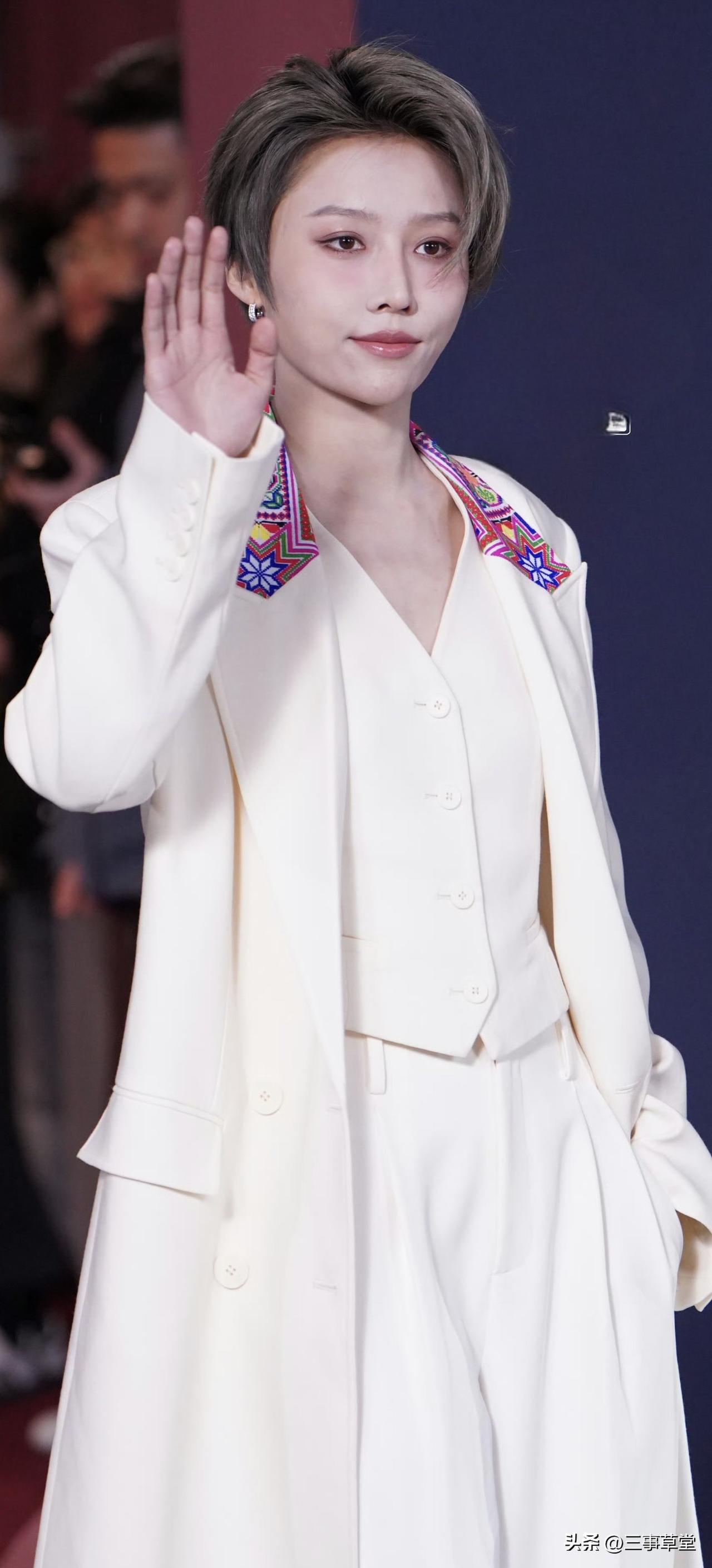 刘雨昕今日线下活动生图，白色苗绣套装好清爽！