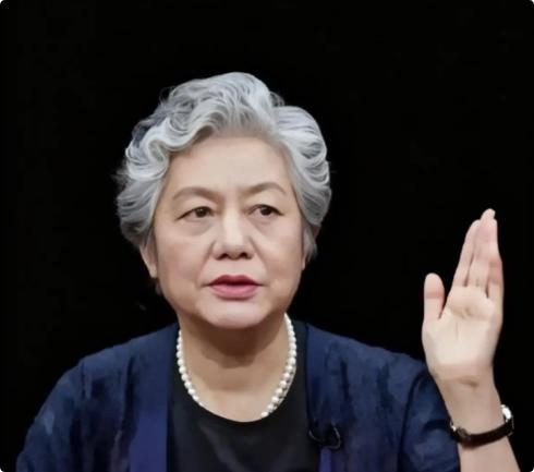 中国人民公安大学教授李玫瑾说："与人聊天，少说自己的孩子。如果孩子表现不好，通过