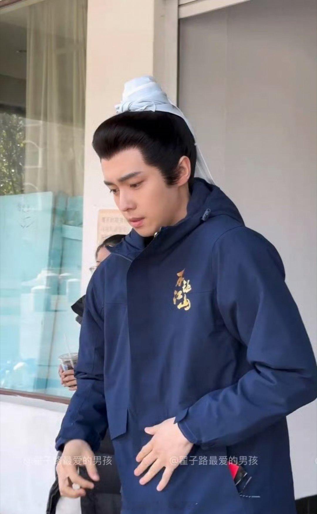 《不让江山》男二翟子路的妆造好像也没比杨洋的好啊，而且之前流出的内部资料不像是普