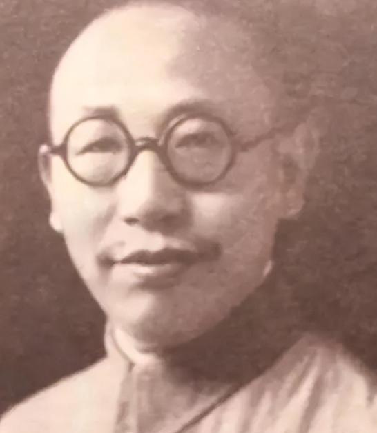 1945年8月初，湖北金牛镇枪声大作，一万多伪军被日军突袭打垮，司令成渠被日军放