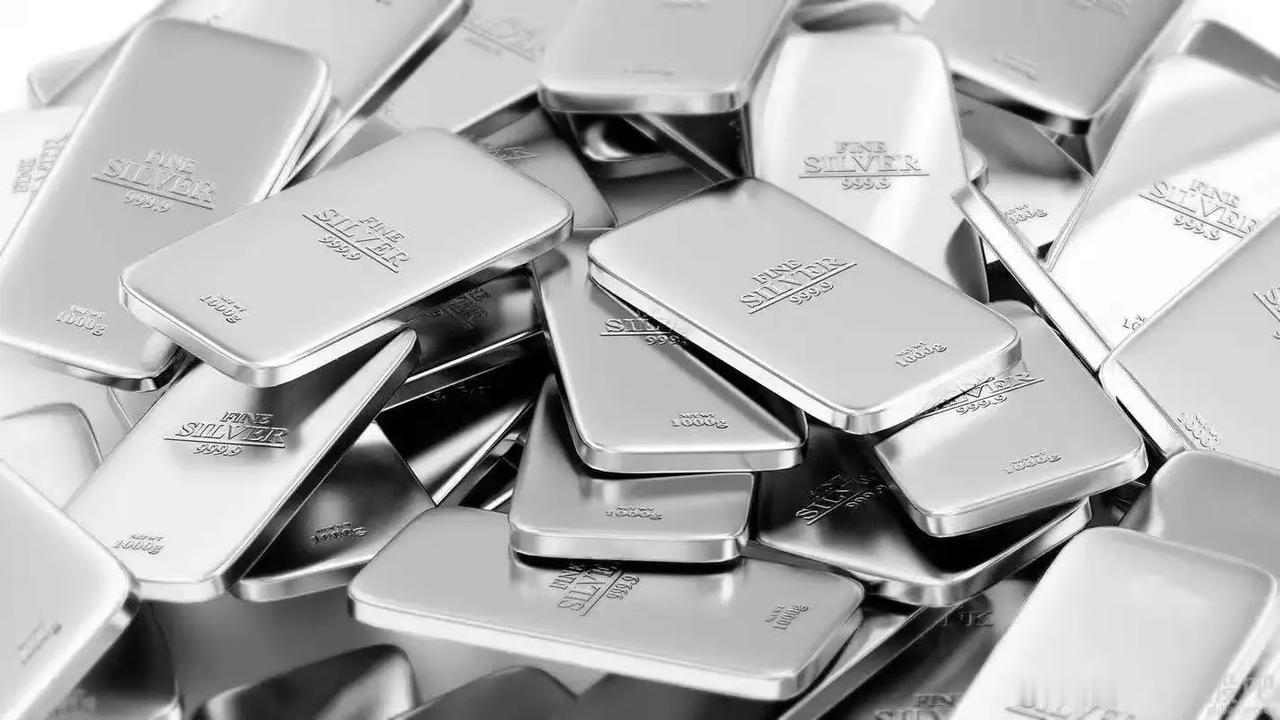 黄金回调，你大概率能拿得住；但白银回调，绝大多数人根本扛不住。

我依然中长期坚