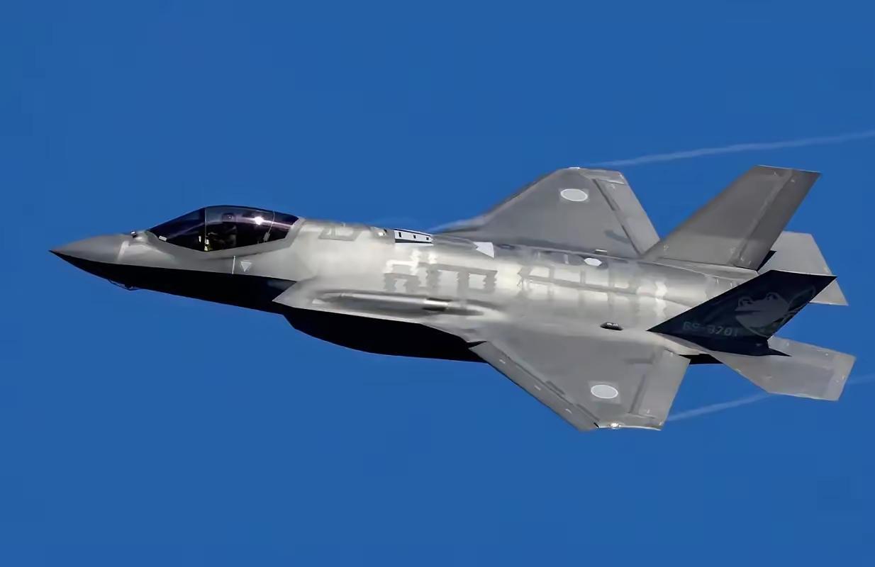 美军到现在可能还没回过味来：自家的王牌F-35隐身战机，刚从日本基地拔地而起，怎