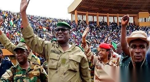 尼日尔，一个90%的人连电都用不上的国家，却凭一己之力点亮了法国三分之一的灯，就