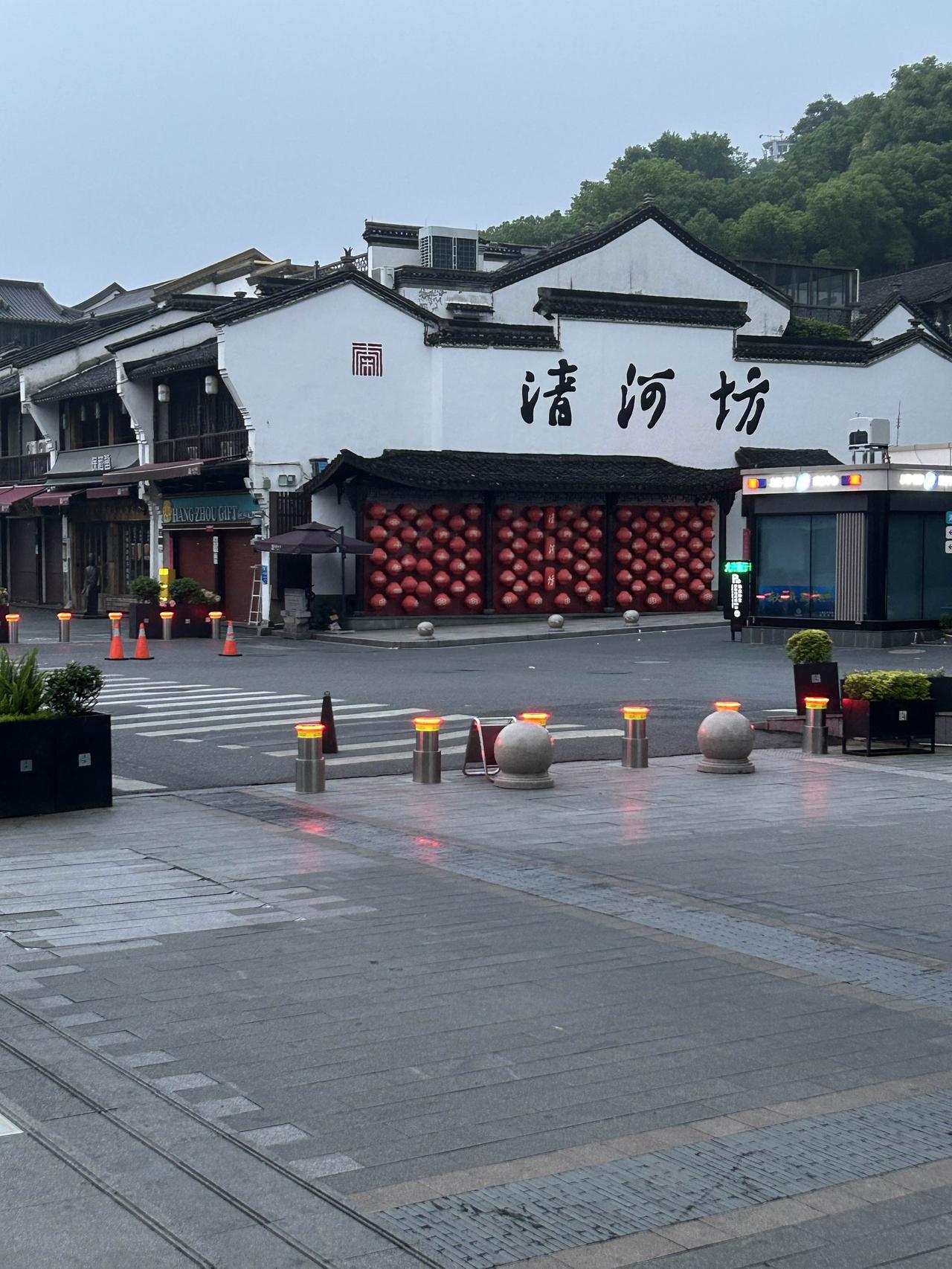 不必追赶别人的节奏，按自己的步调前行，日子自会慢慢发光。