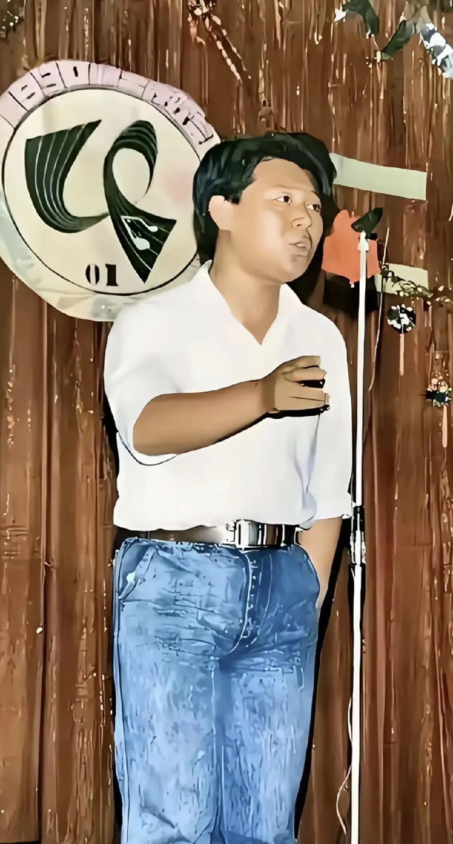 1990年，17岁的郭德纲，隶属于天津红桥文化馆，这次是去到天津一所中学，给高二