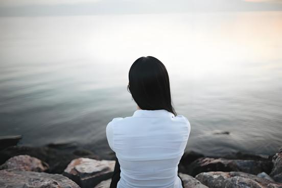 湖北武汉，20岁大三女生一整晚在酒吧喝酒、唱歌，次日早上回家，和同居男友大动干戈