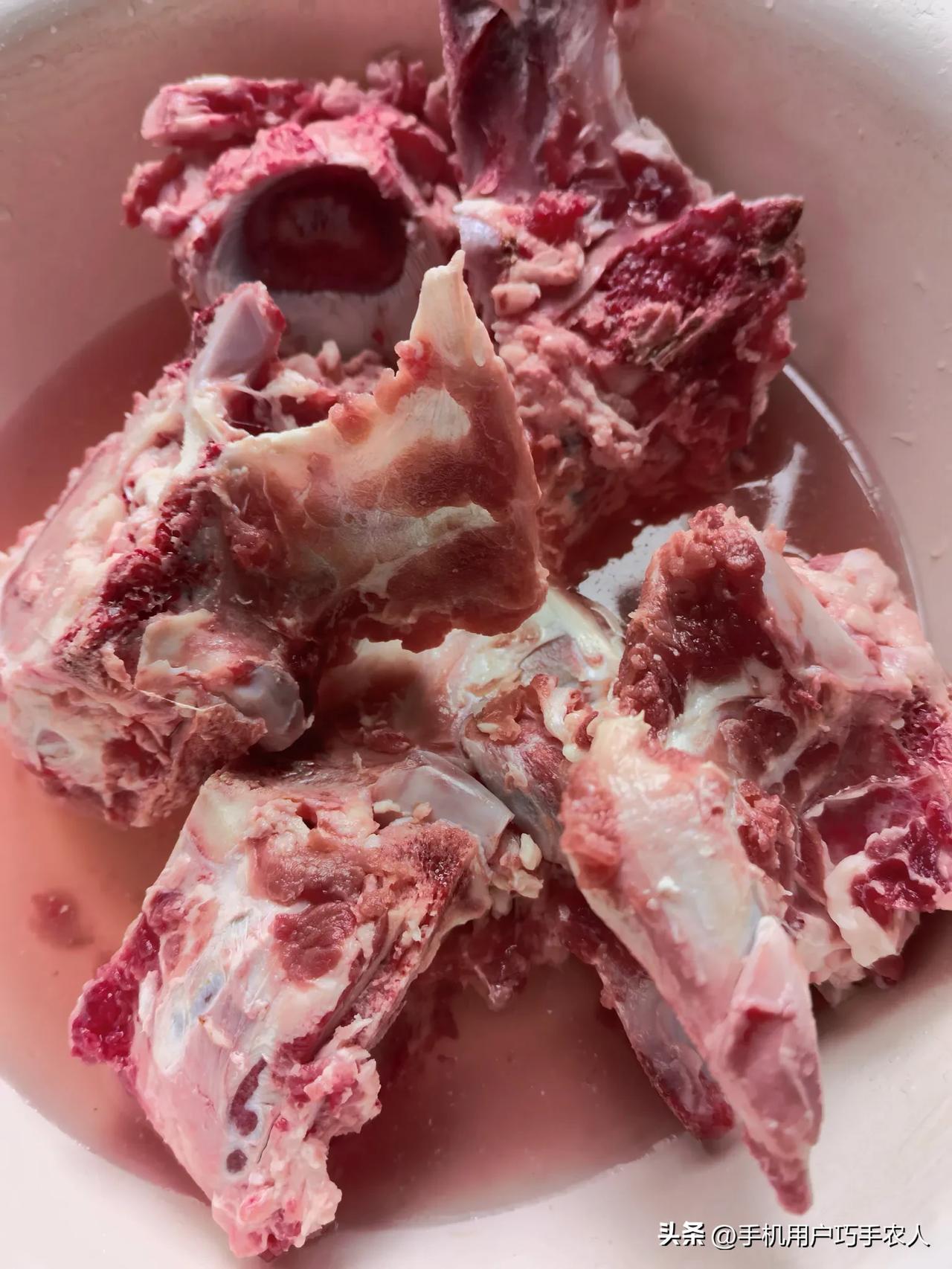 那时候正常肉价7毛5一斤，从来不分蹄心肉、五花肉，肋条肉，排骨肉，都是一个价。