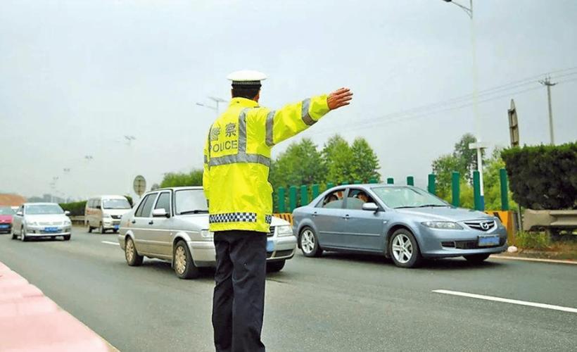 交警：右转弯不再是直接走，小心扣分罚款，注意这些要点
 
平时开车出门，很多司机