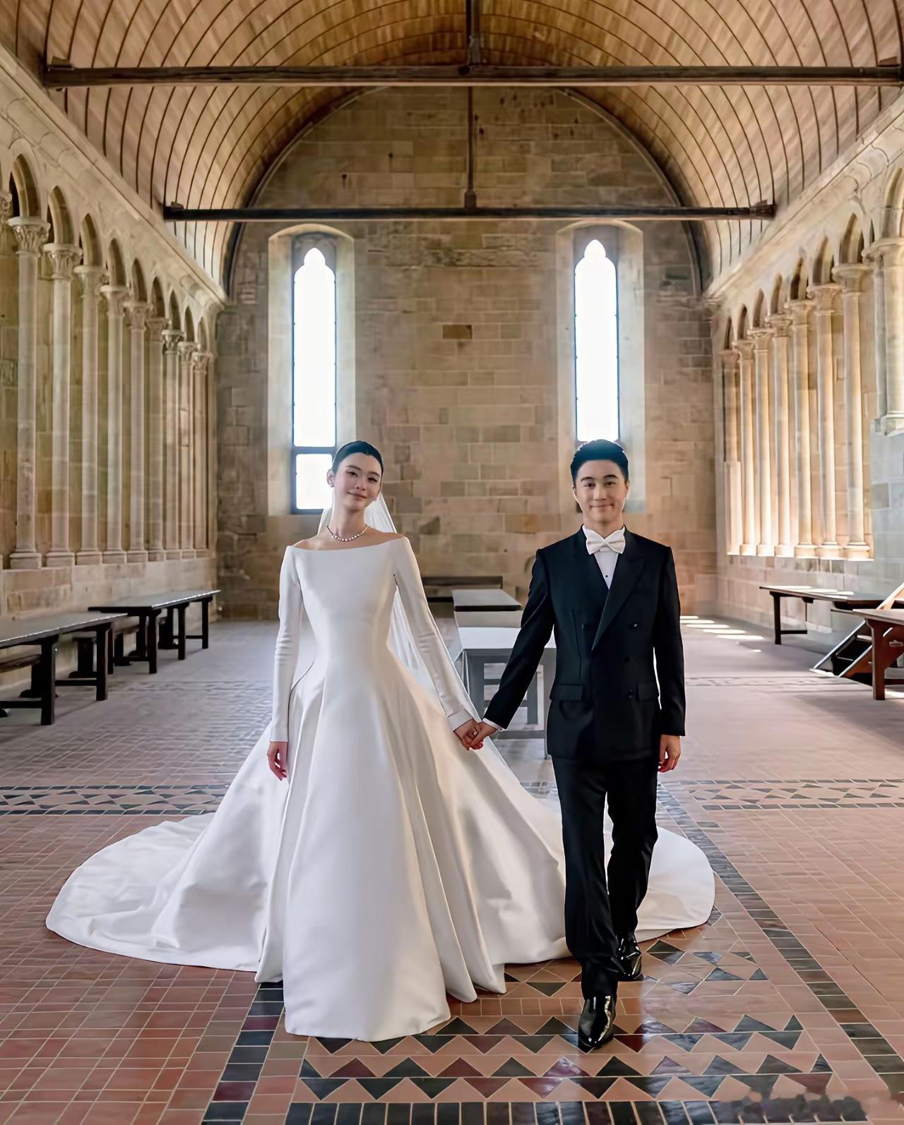 何猷君结婚戴的那块蓝手表属实太有排面，直接火遍全网。查完才知道是百达翡丽5268