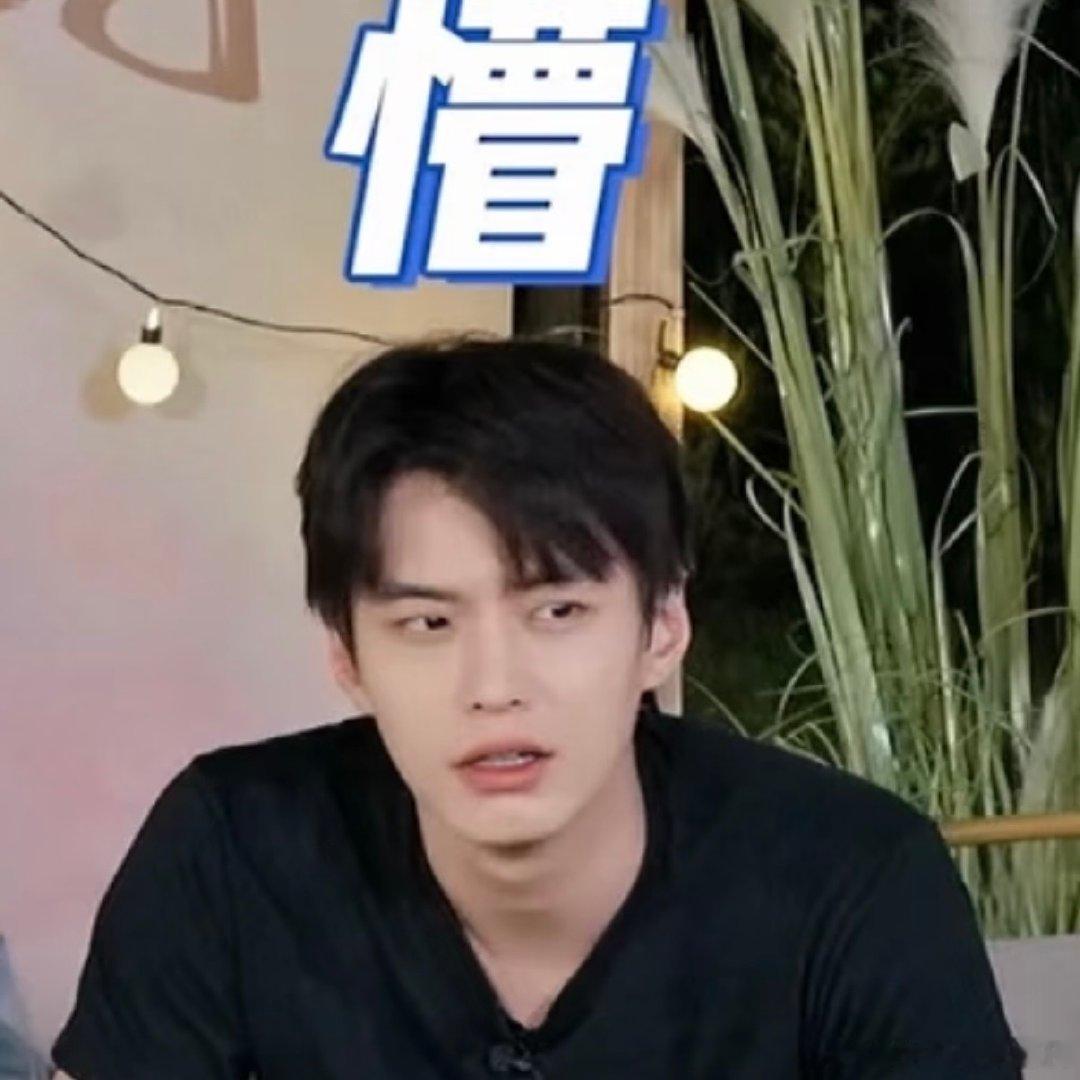 维嘉觉得跟何与聊天会尴尬 我们的宿舍笑不活了家人们，这段对话也太有梗了 