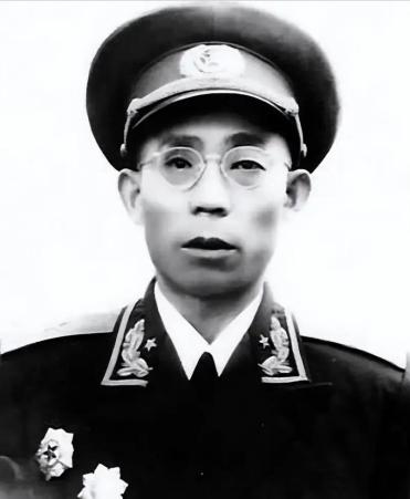 [浮云]1936年秋，松潘草地深处，一个红军团长被五花大绑，即将枪毙。在此之前，