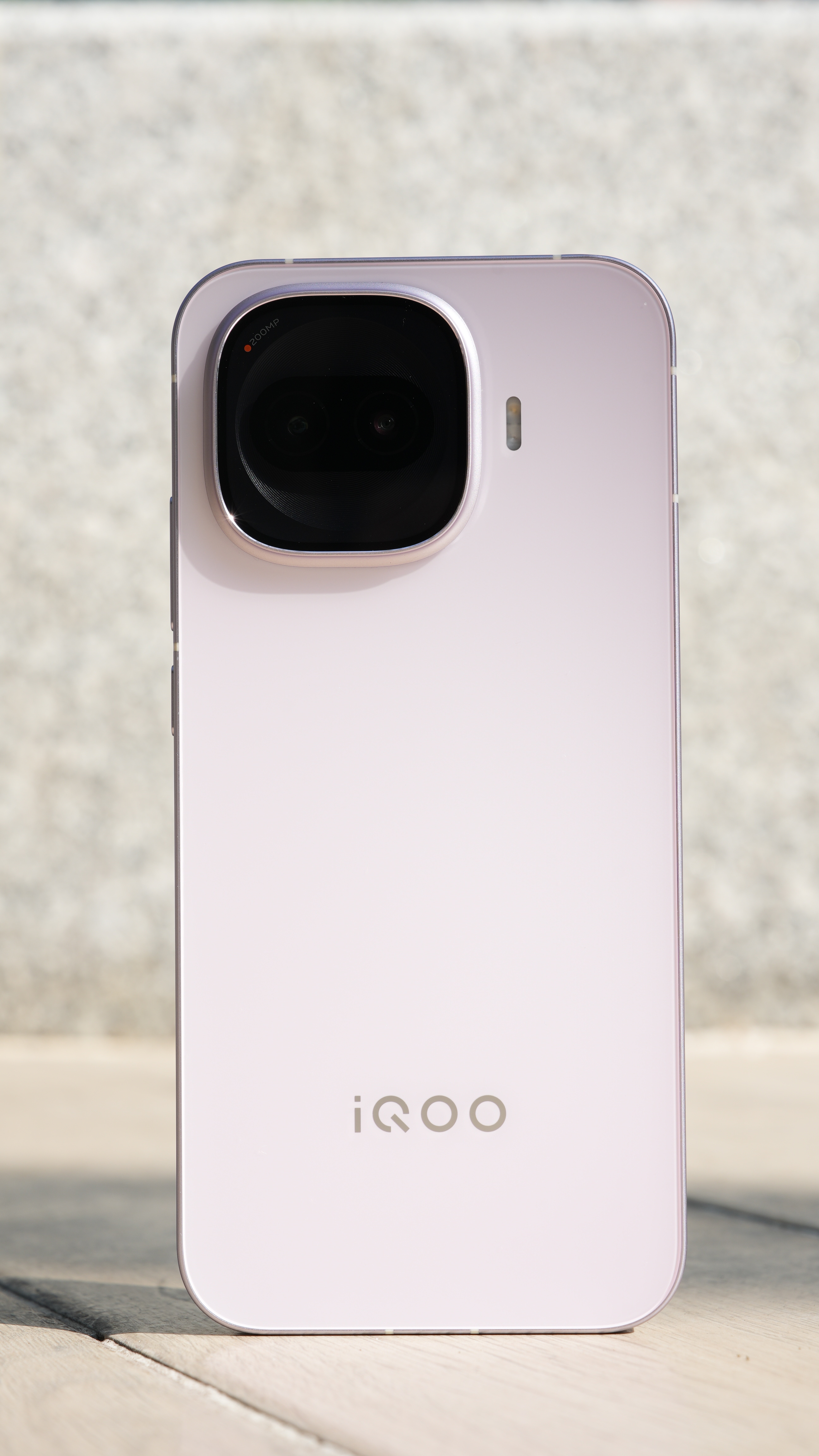 中端机卷王来了，先简单给iQOO Z11 Turbo开个箱，「光晕粉」这个配色长