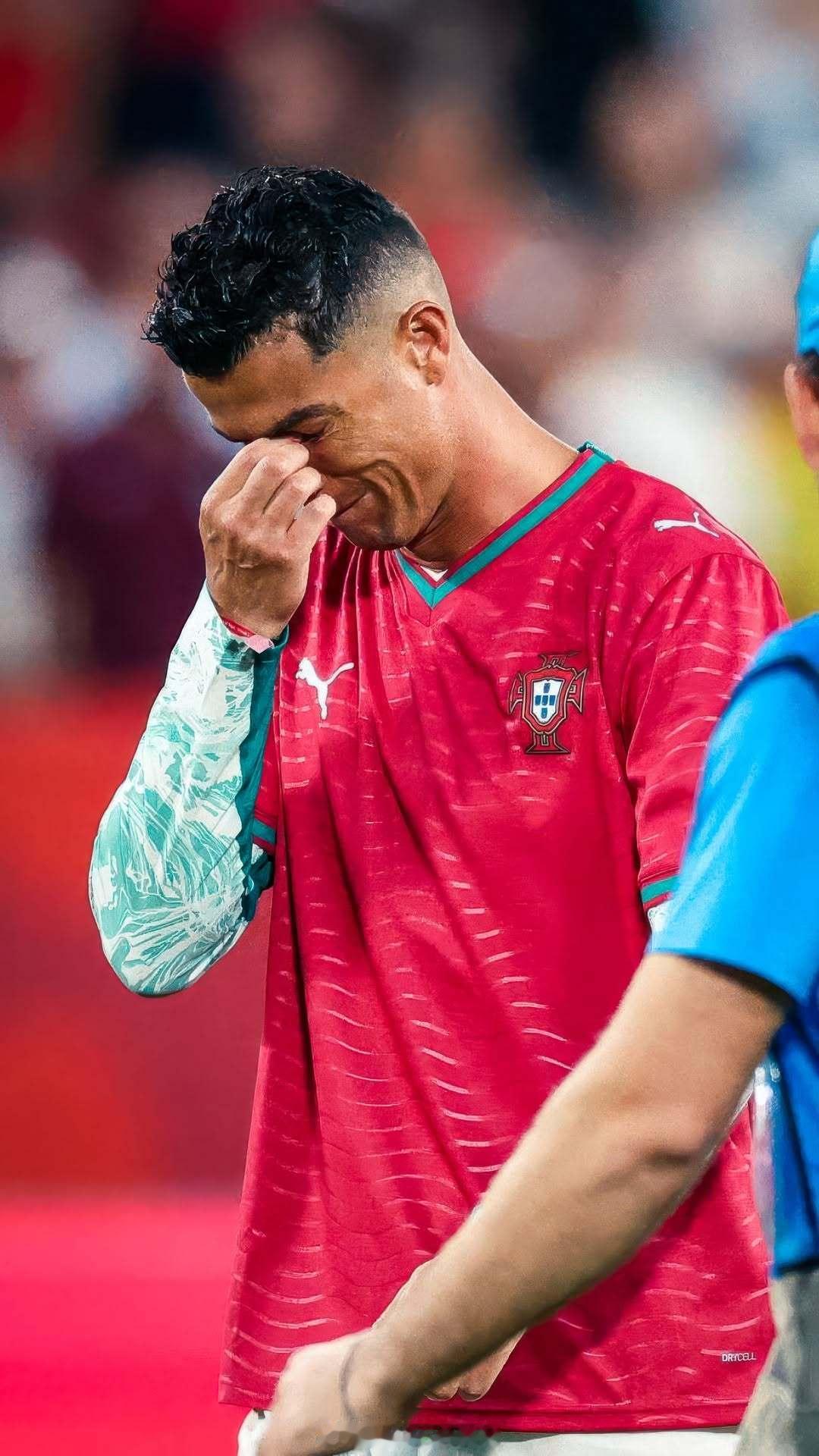 眼含热泪，这一切对于这个41岁的男人来说太不容易了C罗哭了