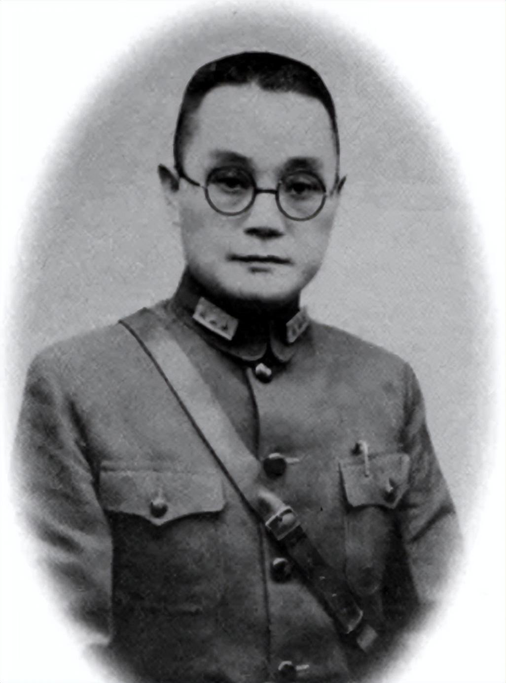 1949年深夜，国民党上将潘文华撞见自己最宠爱的七姨太正在屋里偷偷发电报。他没有