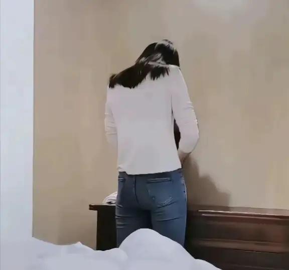 广东一已婚男子，仗着职位便利盯上女下属，甜言蜜语疯狂表白，步步引诱后约会开房。女