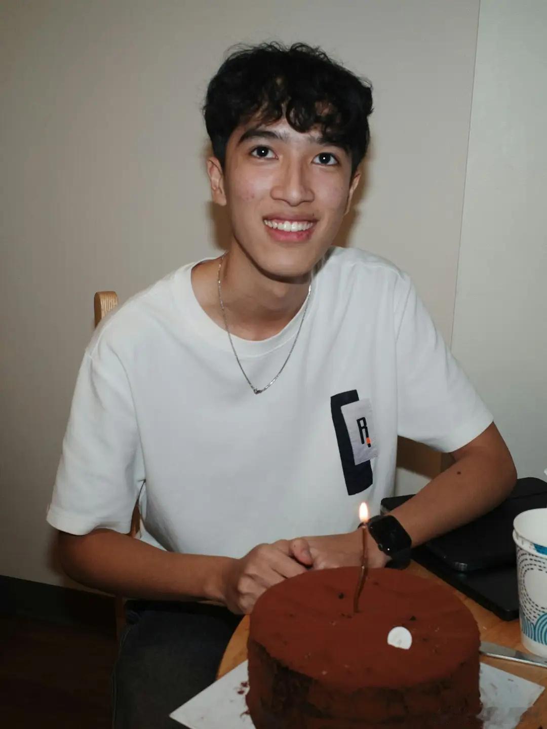 李克勤的儿子李立仁年满18岁了，如今正在美国留学。
李克勤太太卢淑仪是1992年