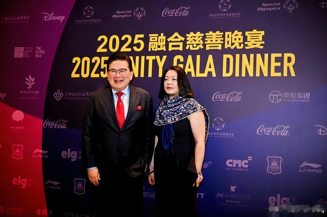 近日曹可凡携夫人参加某慈善晚宴，夫人身材高挑，衣着典雅，气质高贵，一看就是大家闺