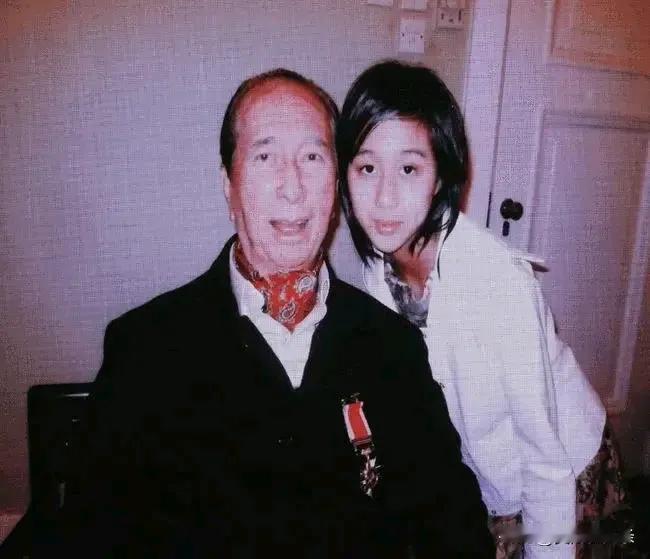 爷爷一样的爸爸，孙女一样的女儿，但这一家却又很幸福，金钱有时也是万能哦，可以换来