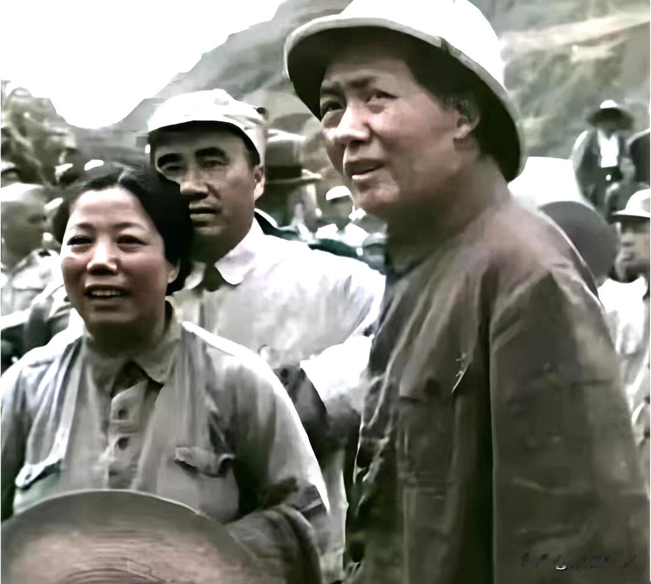 1945年抗战胜利，蒋介石三次电邀毛主席赴重庆谈判，他料定毛主席不敢去重庆。可毛