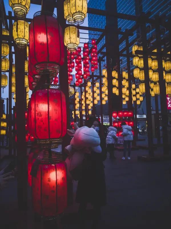 新年到，灯笼俏，马年的征程就此开启！
走在大街小巷，红彤彤的灯笼高高挂起，瞬间就