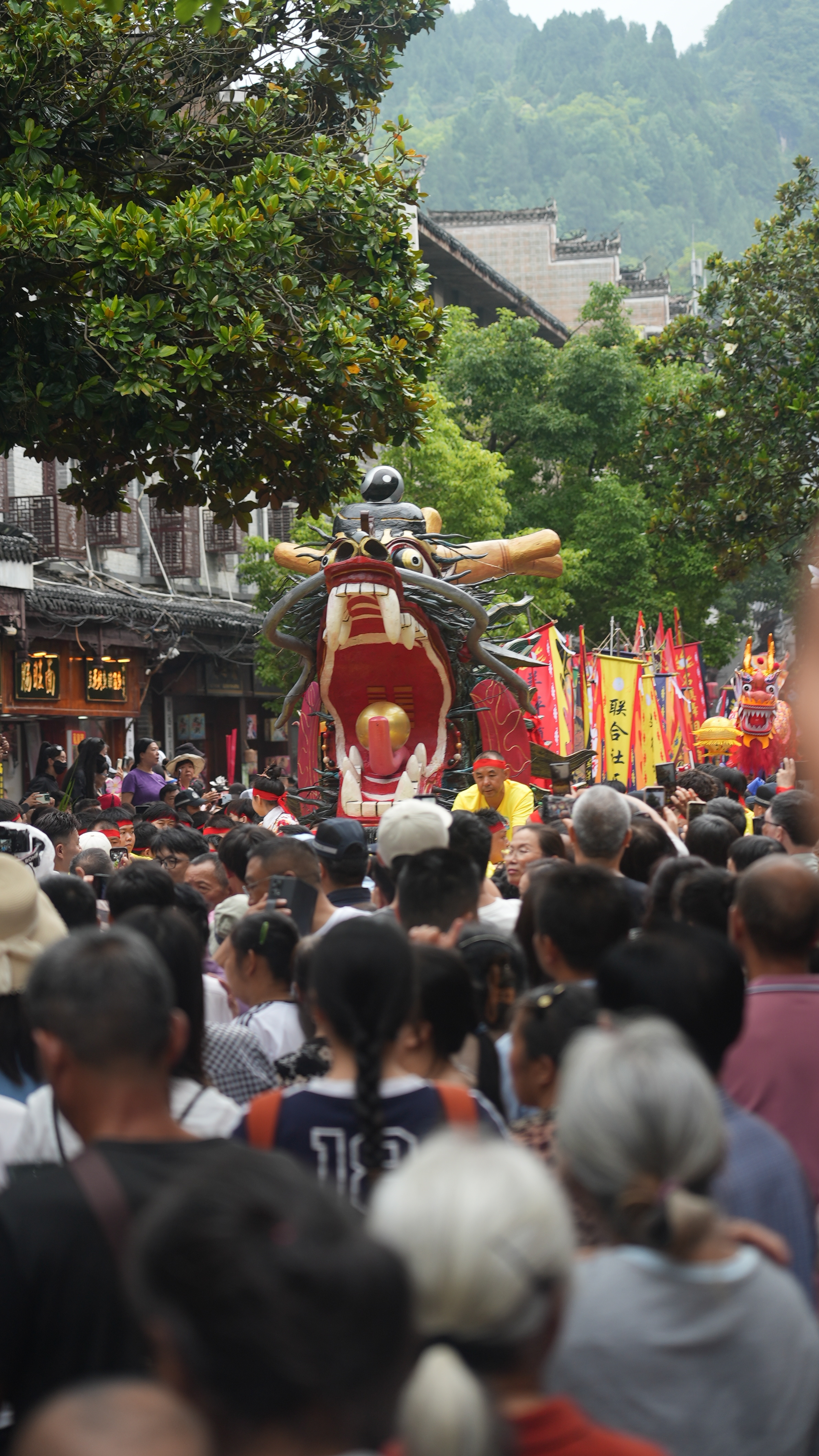 汉服汉服Citywalk 【端午镇远祭龙】端午清晨，在贵州镇远县的青龙洞正门前亲